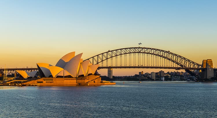 Witness the gloaming natural beauty of Sydney Harbour aboard a sunset dinner cruise.